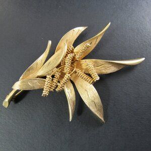 VINTAGE GOLD TONE BROOCH PIN (BR31)